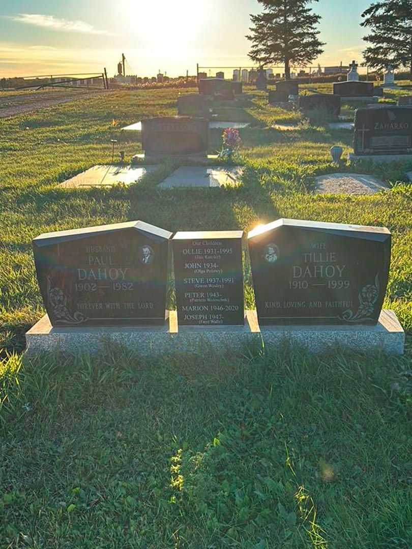 Tillie Dahoy's grave. Photo 1