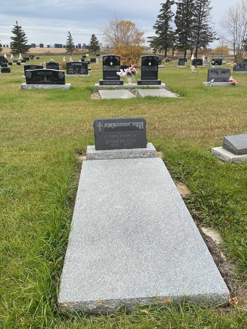 Kenneth Lyle "Ken" Kaziechko's grave. Photo 2