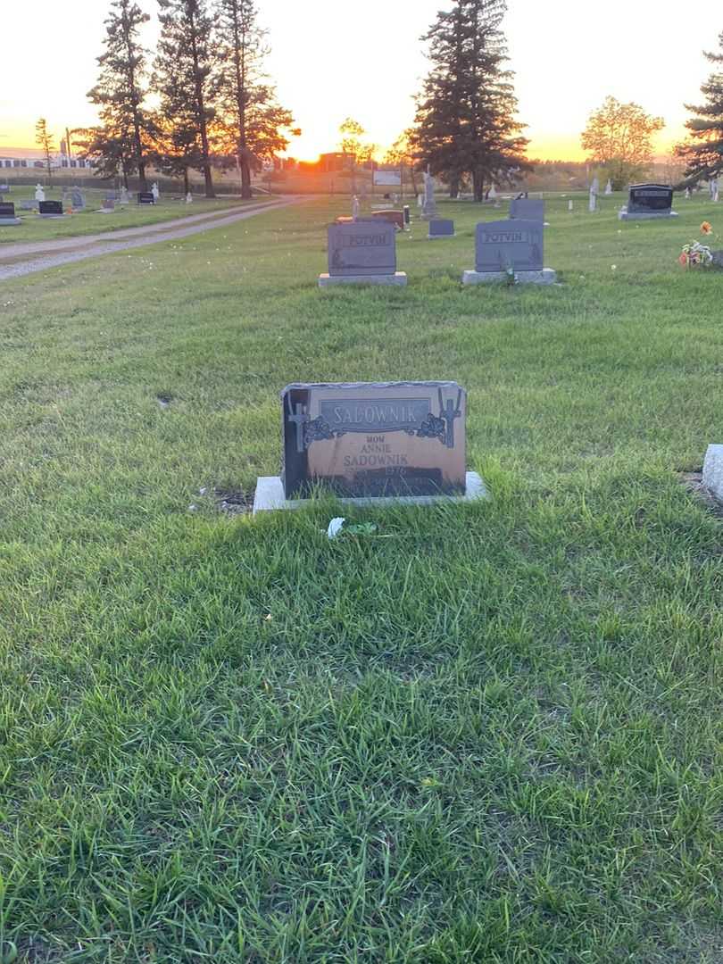 Annie Sadownik's grave. Photo 2