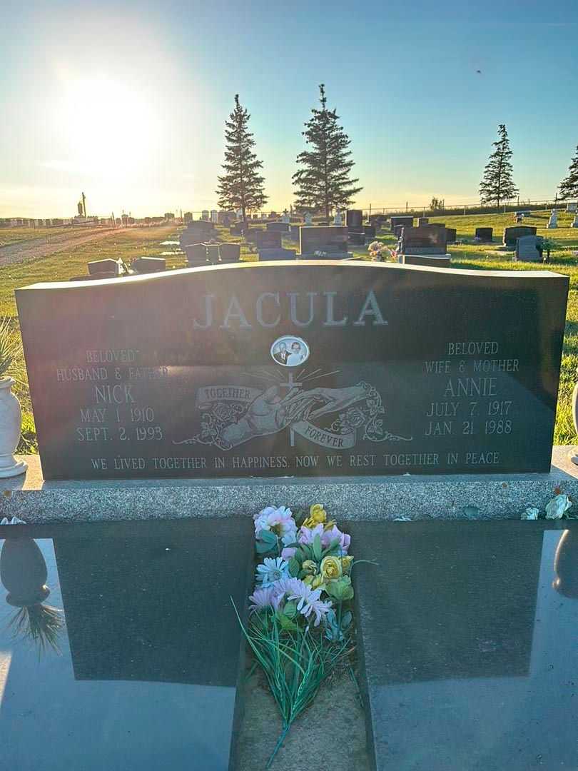 Annie Jacula's grave. Photo 1