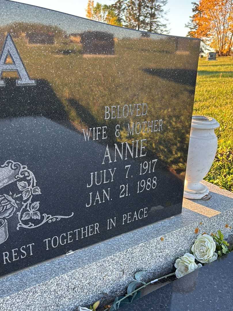 Annie Jacula's grave. Photo 3