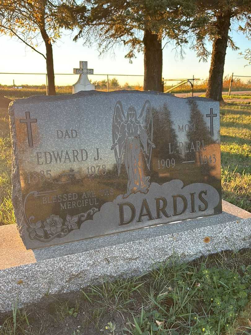L. Pearl Dardis's grave. Photo 4