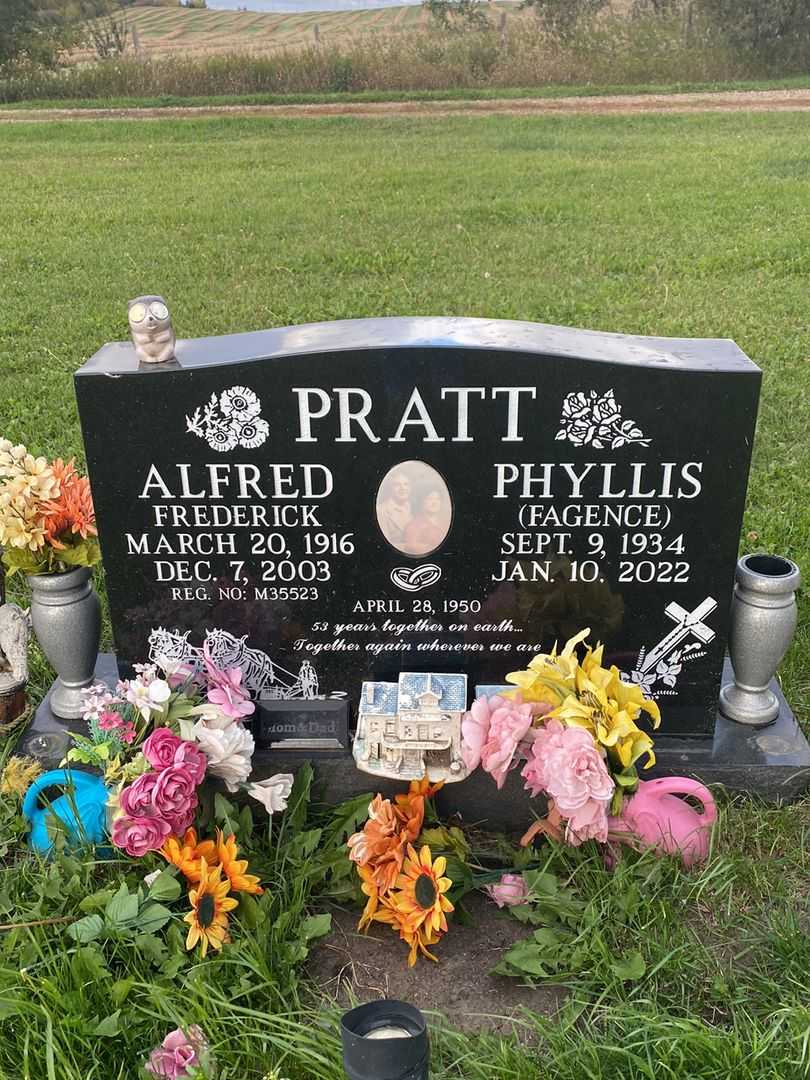 Phyllis Fagence Pratt's grave. Photo 1