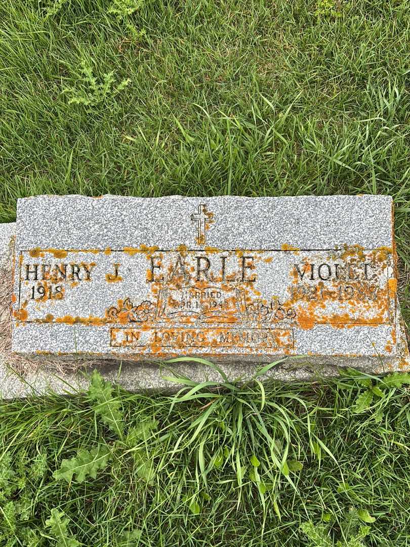 Violet Earle's grave. Photo 1