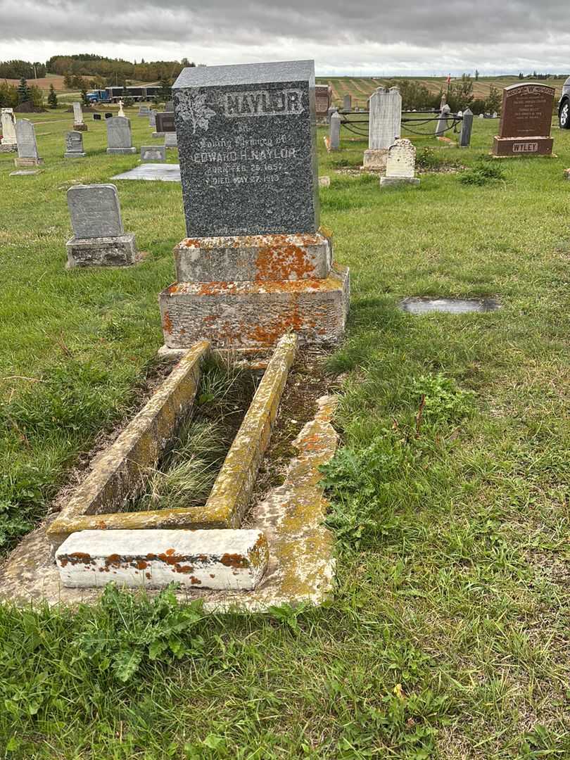 Edward H. Naylor's grave. Photo 2