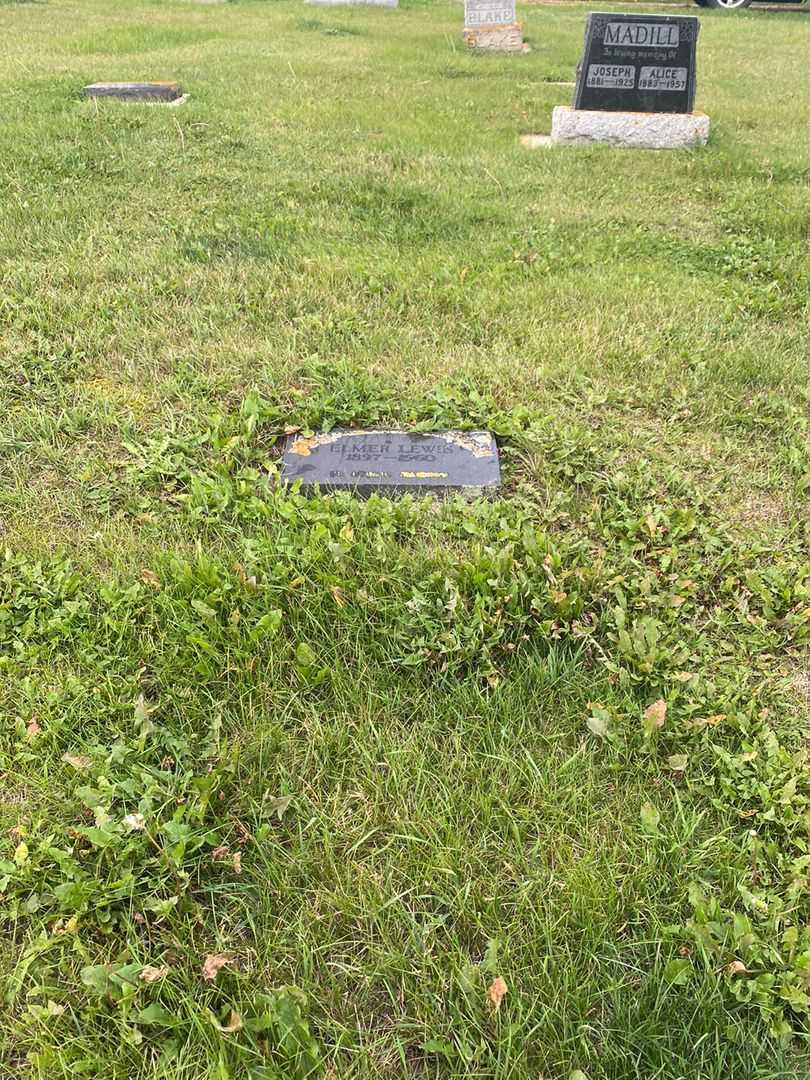 Elmer Lewis's grave. Photo 2