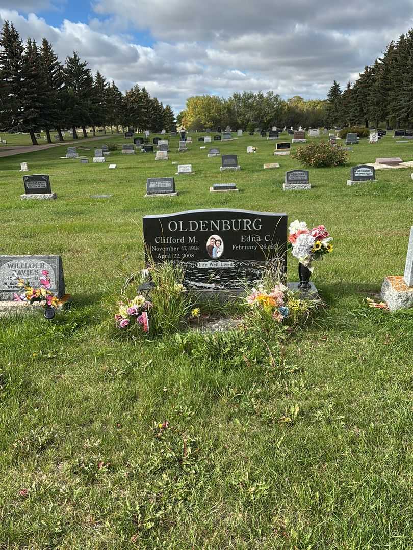 Clifford Mancel Oldenburg's grave. Photo 2