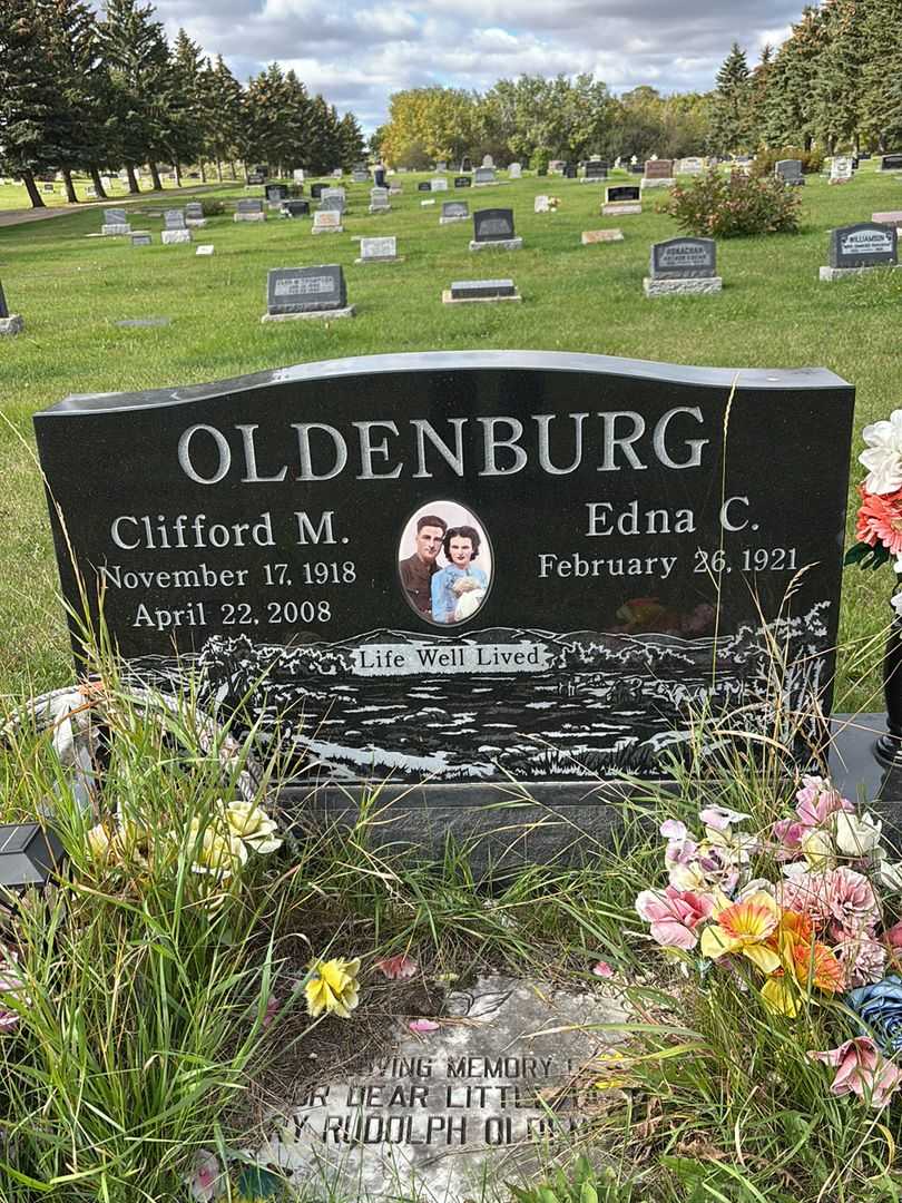 Clifford Mancel Oldenburg's grave. Photo 1